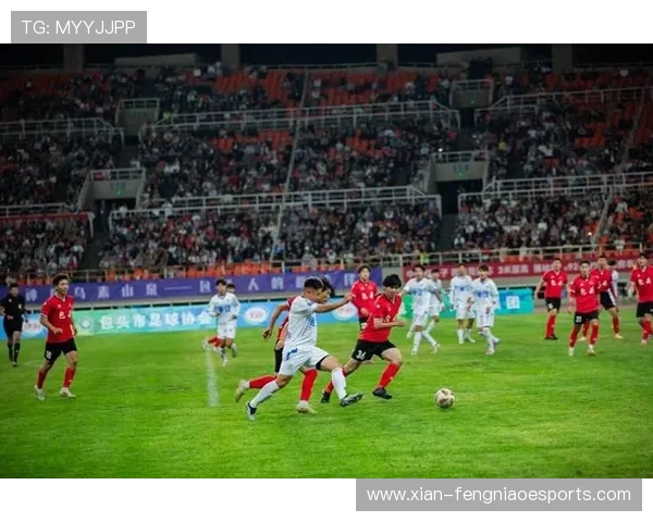 足球赛场突发意外球星短裤被扯断全场观众惊呼场面一度尴尬